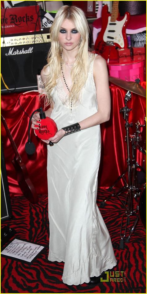 Taylor Momsen Goes Topless and Rocks NSFW Pasties at New。